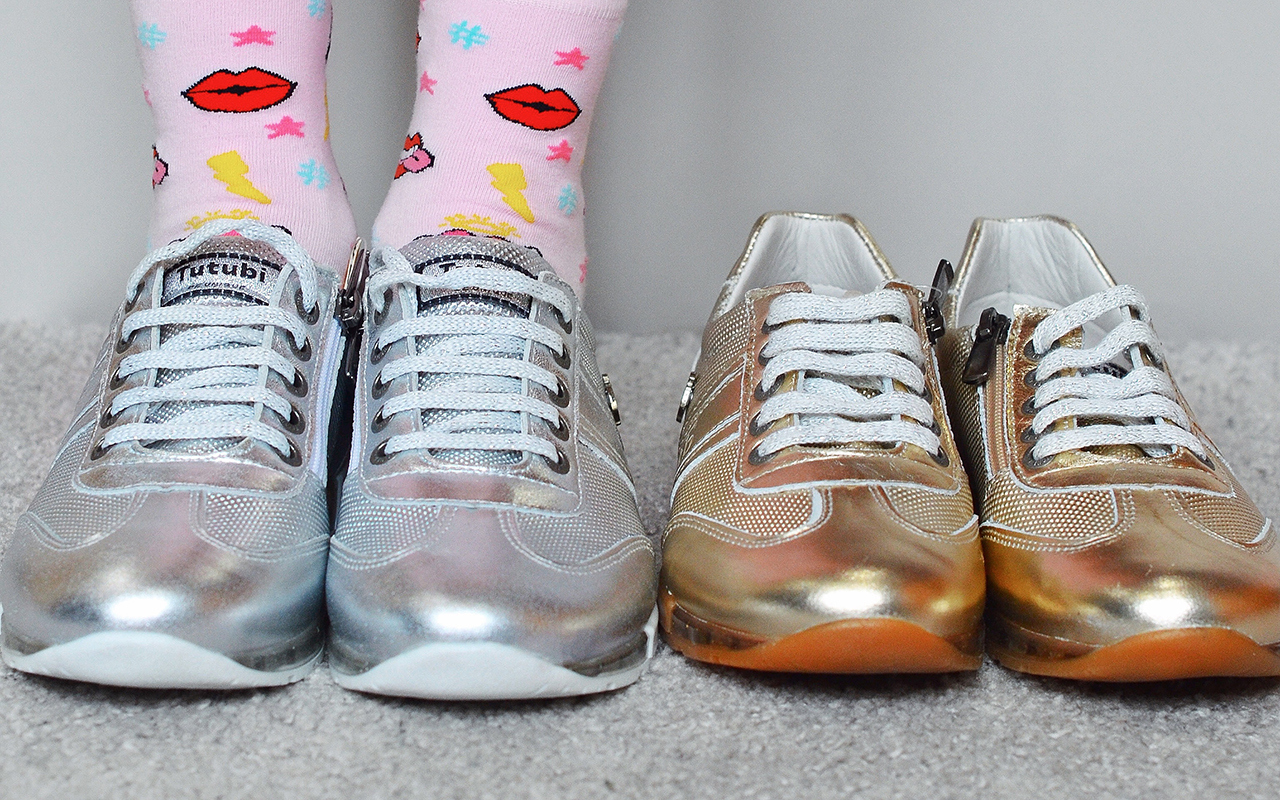 Золотого та срібного кольору кросівки від ТМ Tutubi
