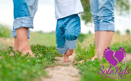 Хождение босиком по траве всей семьей в статье блога Sole Kids
